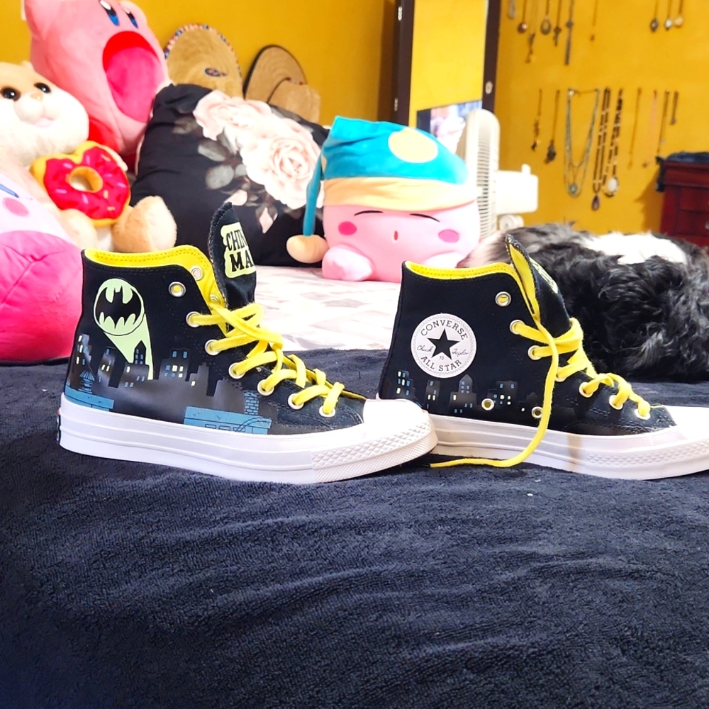 Unique Batman women's size 8, men's size 6, converse High top sneakers, yellow/b